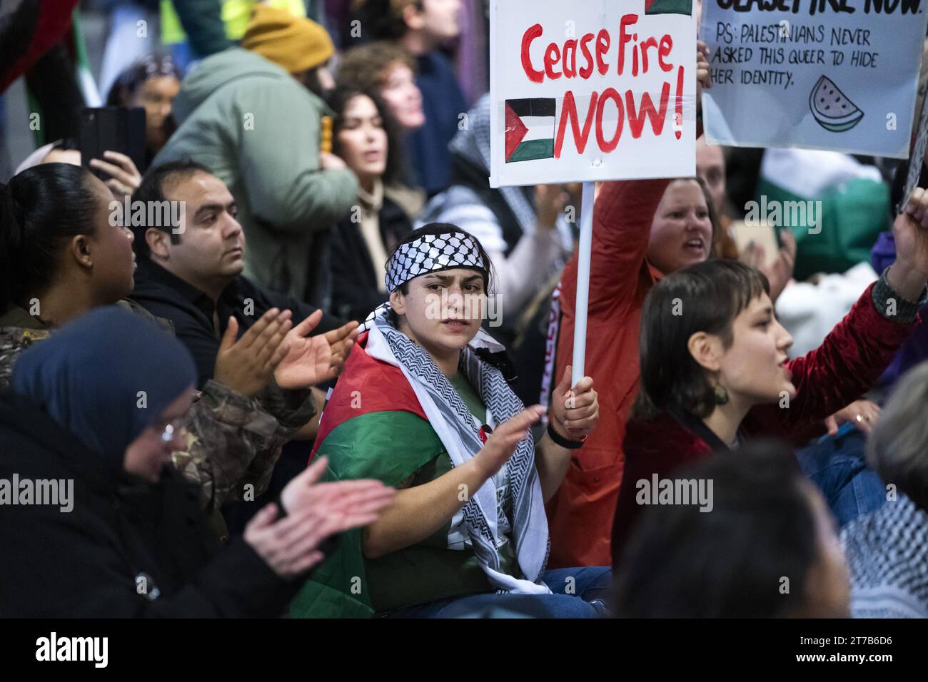 SCHIPHOL - Demonstranten halten einen Sit-in auf dem Schiphol Plaza ab, eine Form des Protestes, bei dem Demonstranten massenhaft auf dem Boden sitzen. Der Protest wurde von einer Aktionsgruppe organisiert, um Solidarität mit Gaza zu zeigen. ANP JEROEN JUMELET niederlande Out - belgien Out Stockfoto