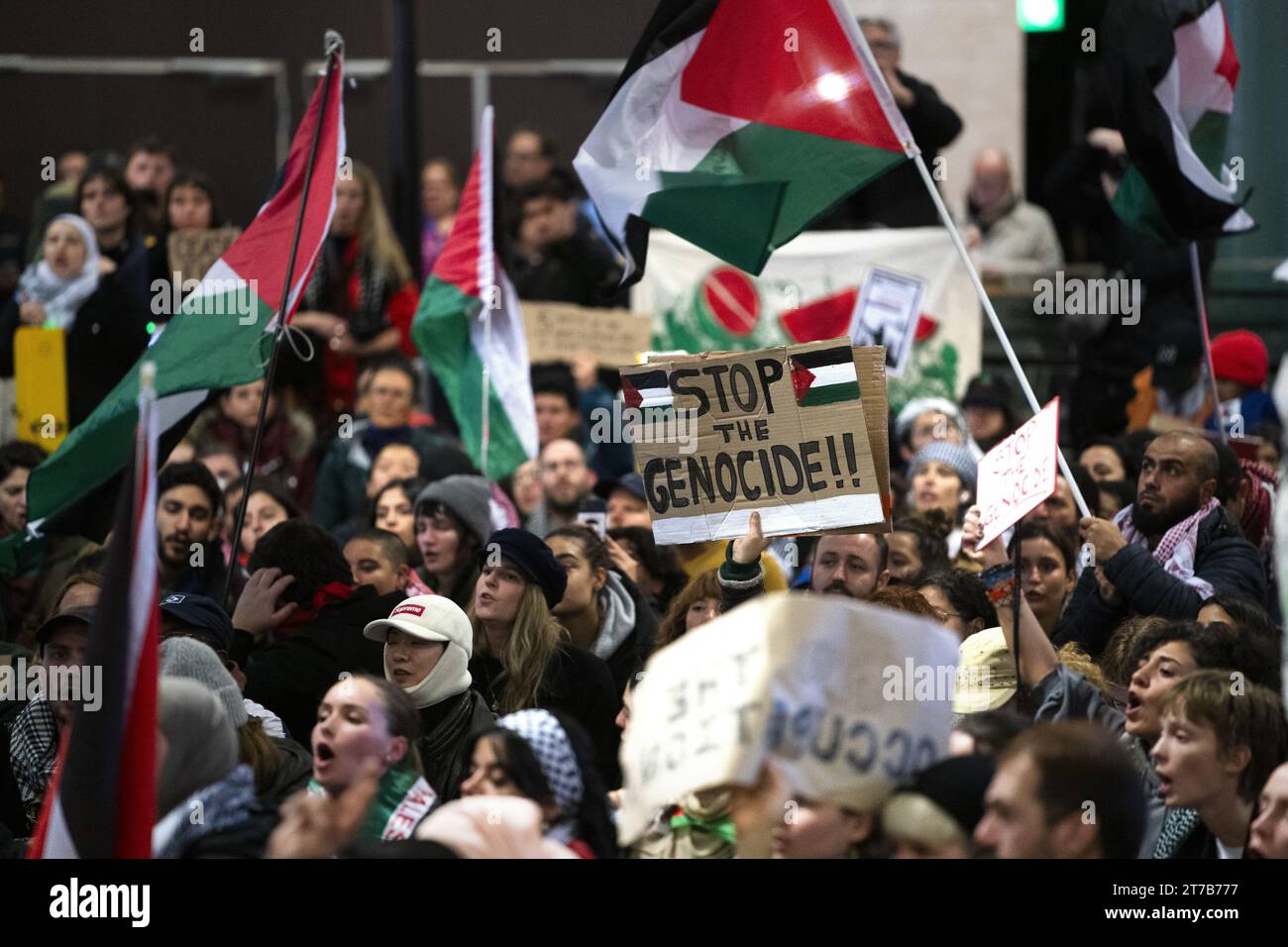 SCHIPHOL - Demonstranten halten einen Sit-in auf dem Schiphol Plaza ab, eine Form des Protestes, bei dem Demonstranten massenhaft auf dem Boden sitzen. Der Protest wurde von einer Aktionsgruppe organisiert, um Solidarität mit Gaza zu zeigen. ANP JEROEN JUMELET niederlande Out - belgien Out Stockfoto