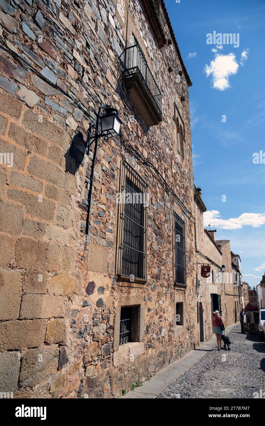 Europa, Spanien, Extremadura, Cáceres, historische Steinhäuser auf der Calle Adarve del Padre Rosalío Stockfoto