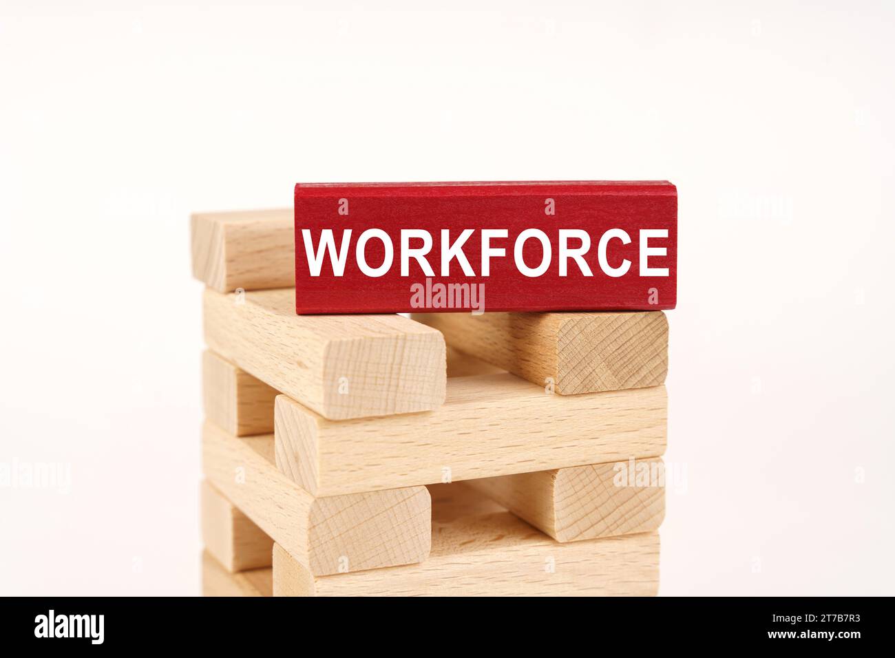 Geschäftskonzept. Auf den Holzdielen befindet sich eine rote mit der Inschrift „WORKFORCE“ Stockfoto