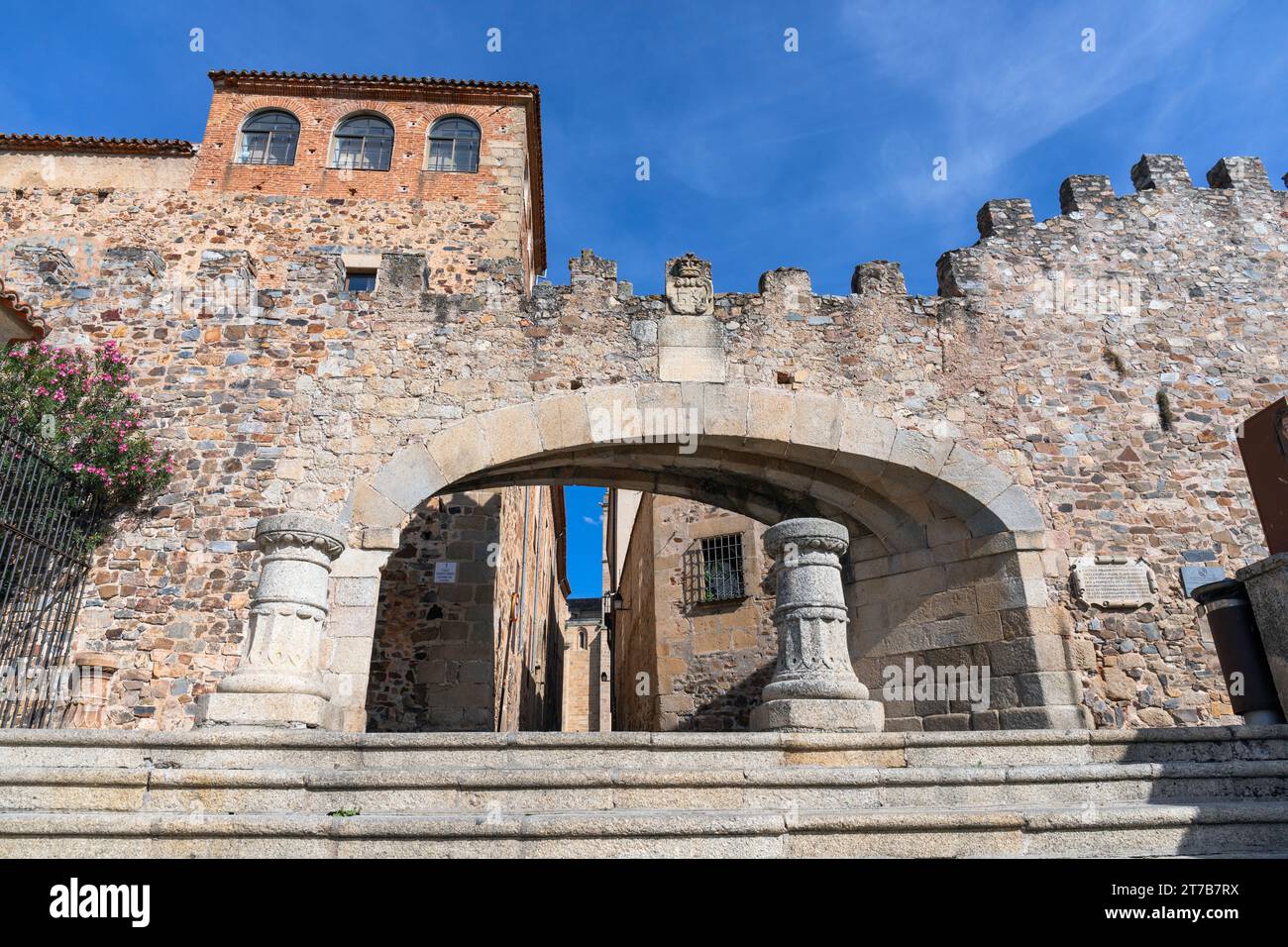 Europa, Spanien, Extremadura, Cáceres, der Arco de la Estrella (Bogengang der Estrella) Eingang zur Altstadt Stockfoto