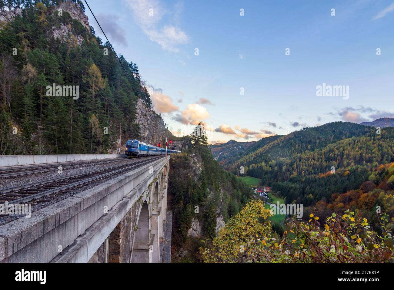 Breitenstein: Semmeringbahn, Viadukt Krausel-Klause-Viadukt, Felswände Spießwand, Herbstfarben, Railjet-Zug von CD (Ceske drahy) Stockfoto