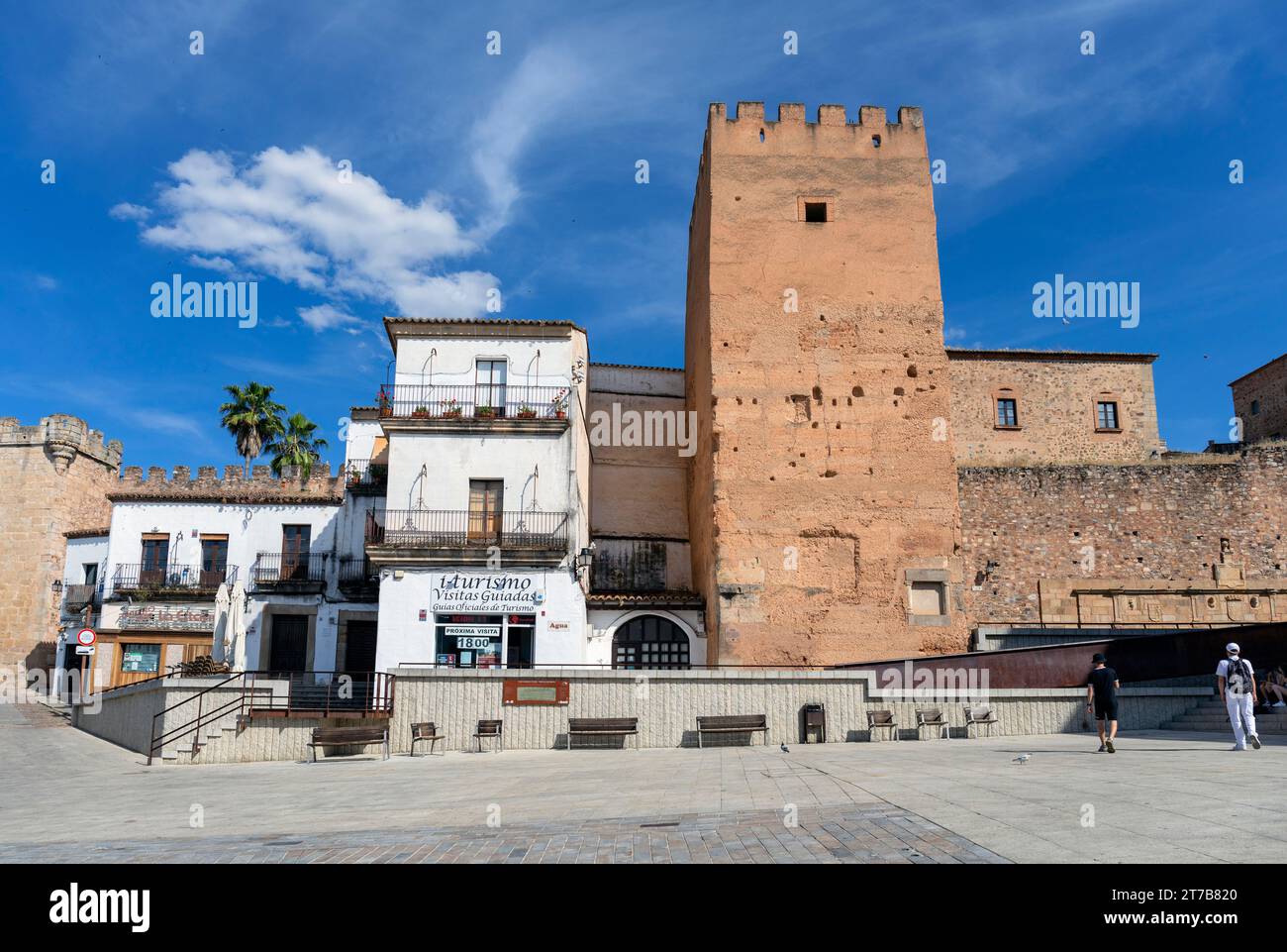 Europa, Spanien, Extremadura, Cáceres, der Turm der Yerba (Torre de la Yerba) mit dem Büro der Agentur für Besichtigungstouren Stockfoto