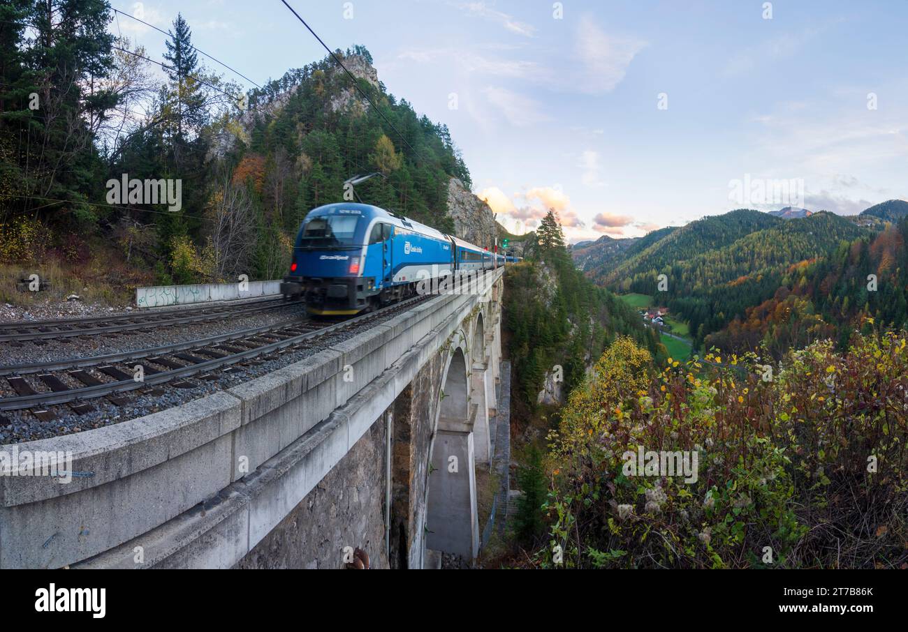 Breitenstein: Semmeringbahn, Viadukt Krausel-Klause-Viadukt, Felswände Spießwand, Herbstfarben, Railjet-Zug von CD (Ceske drahy) Stockfoto