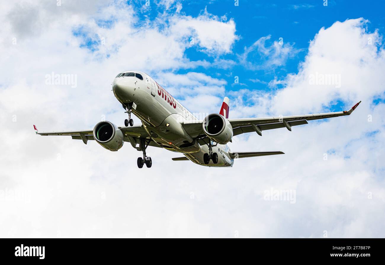 Swiss International Airlines ein Airbus A220-300 von Swiss International Airlines befindet sich im Landeanflug auf der Piste 28 des Flughafens Zürich. Registrierung HB-JCU. Zürich, Schweiz, 02.10.2022 *** Swiss International Airlines ein Airbus A220 300 der Swiss International Airlines nähert sich der Start- und Landebahn 28 am Flughafen Zürich Registrierung HB JCU Zürich, Schweiz, 02 10 2022 Credit: Imago/Alamy Live News Stockfoto
