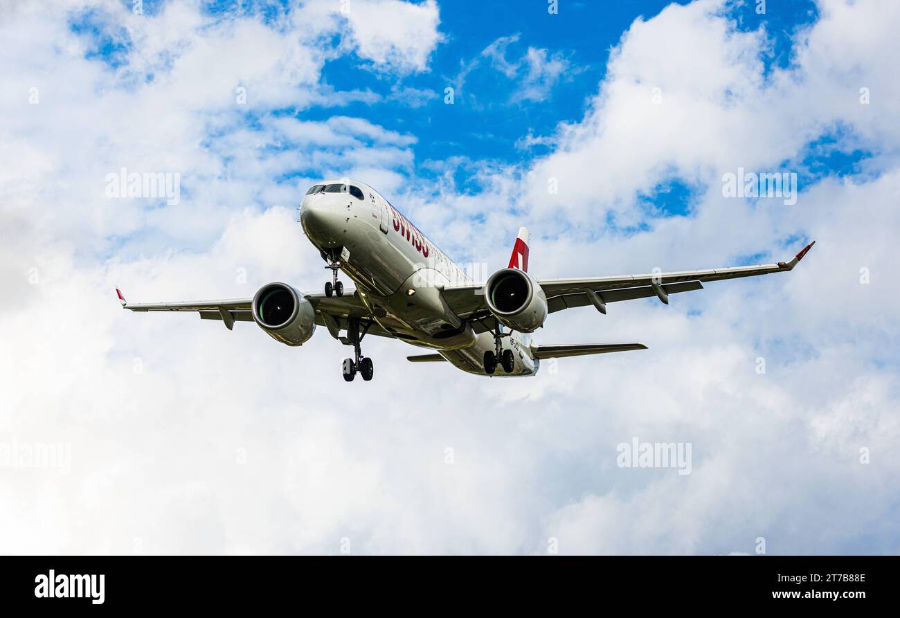 Swiss International Airlines ein Airbus A220-300 von Swiss International Airlines befindet sich im Landeanflug auf der Piste 28 des Flughafens Zürich. Registrierung HB-JCU. Zürich, Schweiz, 02.10.2022 *** Swiss International Airlines ein Airbus A220 300 der Swiss International Airlines nähert sich der Start- und Landebahn 28 am Flughafen Zürich Registrierung HB JCU Zürich, Schweiz, 02 10 2022 Credit: Imago/Alamy Live News Stockfoto