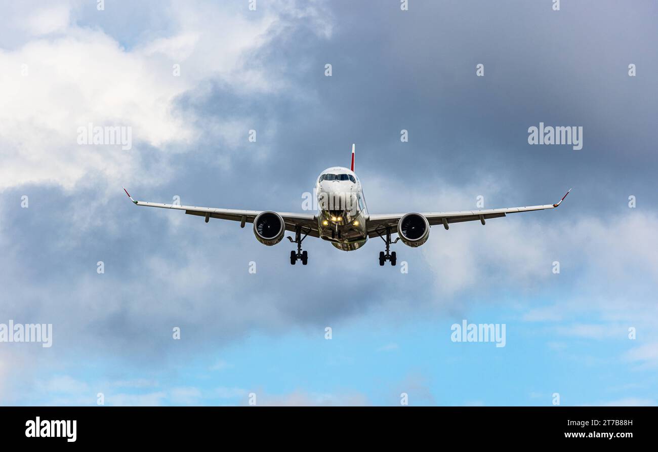 Swiss International Airlines ein Airbus A220-300 von Swiss International Airlines befindet sich im Landeanflug auf der Piste 28 des Flughafens Zürich. Registrierung HB-JCU. Zürich, Schweiz, 02.10.2022 *** Swiss International Airlines ein Airbus A220 300 der Swiss International Airlines nähert sich der Start- und Landebahn 28 am Flughafen Zürich Registrierung HB JCU Zürich, Schweiz, 02 10 2022 Credit: Imago/Alamy Live News Stockfoto