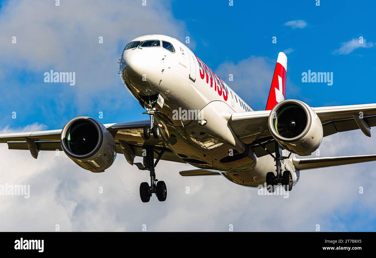 Swiss International Airlines ein Airbus A220-100 von Swiss International Airlines befindet sich im Landeanflug auf den Flughafen Zürich. Registrierung HB-JBB. Zürich, Schweiz, 02.10.2022 *** Swiss International Airlines ein Airbus A220 100 der Swiss International Airlines nähert sich dem Flughafen Zürich Registrierung HB JBB Zürich, Schweiz, 02 10 2022 Credit: Imago/Alamy Live News Stockfoto