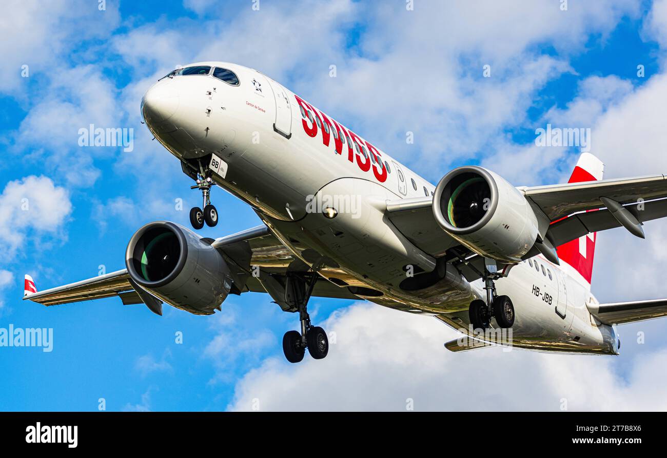 Swiss International Airlines ein Airbus A220-100 von Swiss International Airlines befindet sich im Landeanflug auf den Flughafen Zürich. Registrierung HB-JBB. Zürich, Schweiz, 02.10.2022 *** Swiss International Airlines ein Airbus A220 100 der Swiss International Airlines nähert sich dem Flughafen Zürich Registrierung HB JBB Zürich, Schweiz, 02 10 2022 Credit: Imago/Alamy Live News Stockfoto