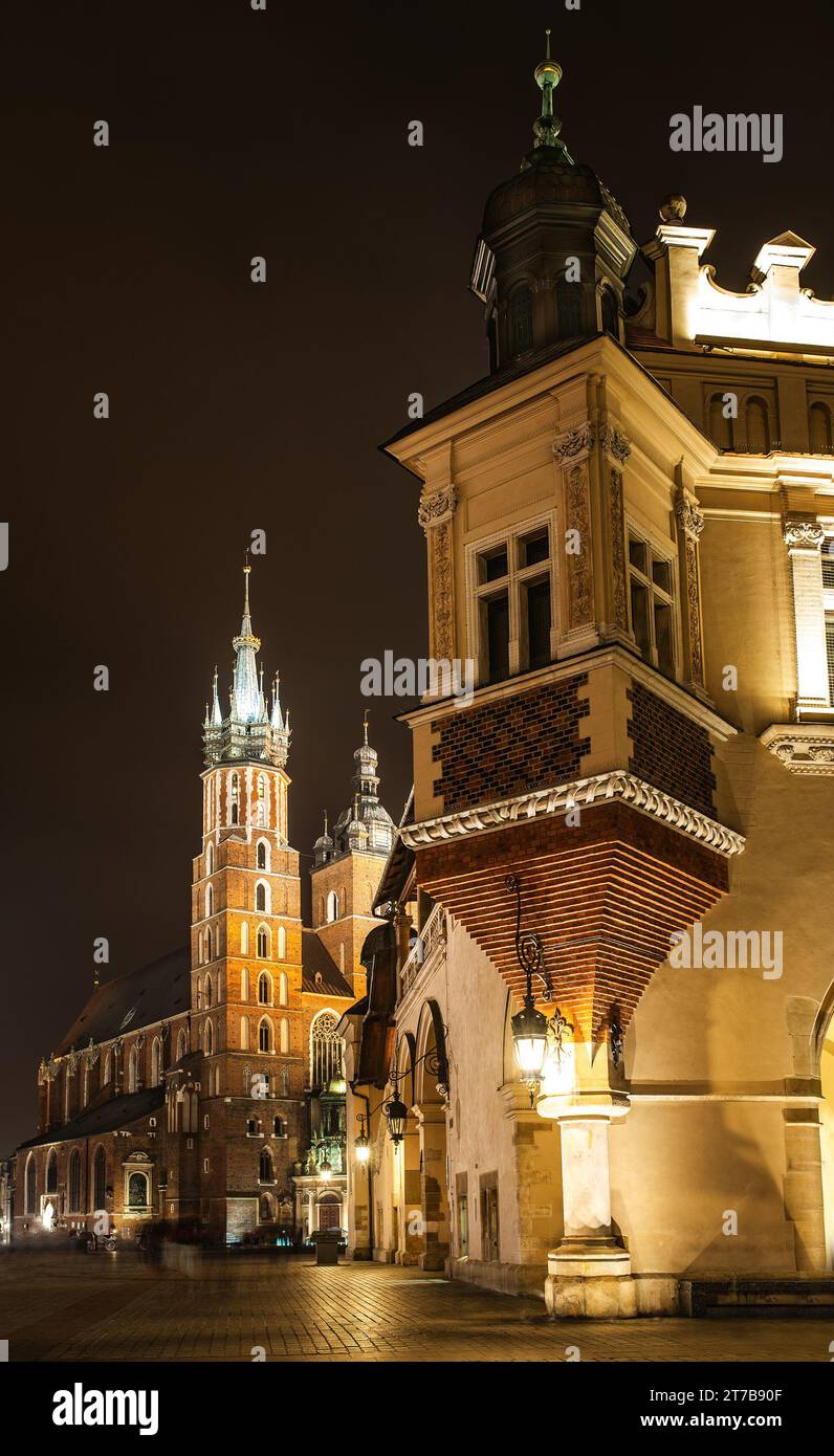 Die Kirche unserer Lieben Frau in den Himmel ist eine im 14. Jahrhundert neu erbaute gotische Backsteinkirche, die neben dem Hauptmarkt in Krakau, Polen, liegt. Stockfoto