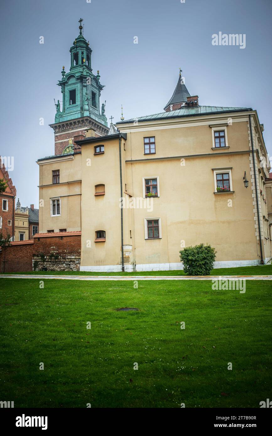 Wawel ist ein befestigter architektonischer Komplex, der über viele Jahrhunderte auf einem Kalksteinvorsprung am linken Ufer der Weichsel in Krakau, Polen, errichtet wurde. Stockfoto