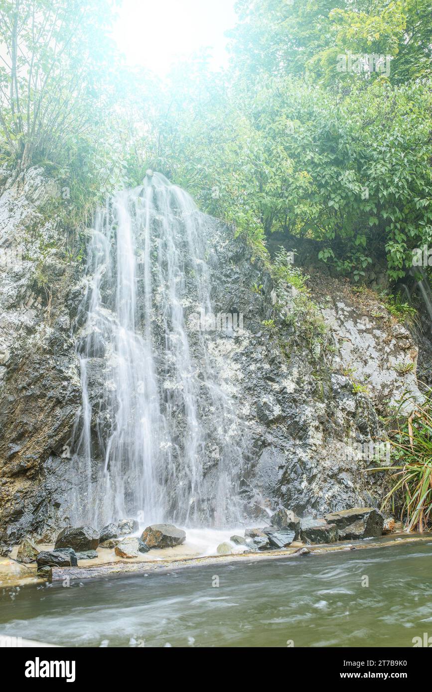 Ein Wasserfall ist ein Ort, an dem Wasser im Verlauf eines Flusses oder Flusses über einen vertikalen Fall fließt. Wasserfälle treten auch dort auf, wo Schmelzwasser über den fällt Stockfoto