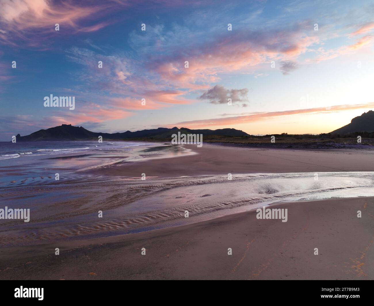 Kauri Mountain Northland Neuseeland. Oft wenige Leute am großen schönen Strand mit Sanddünen. Schauen Sie nach Süden zum Brassen-Kopf. Auf dem Te Araroa Trail Stockfoto