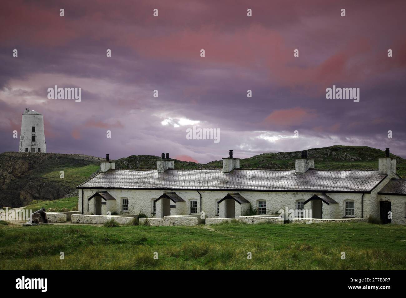 Die sogenannten Pilot’s Cottages auf Llanddwyn Island in Nordwales wurden vor 1830 für die Leuchtturmwärter, Piloten und Rettungsboote gebaut. Stockfoto