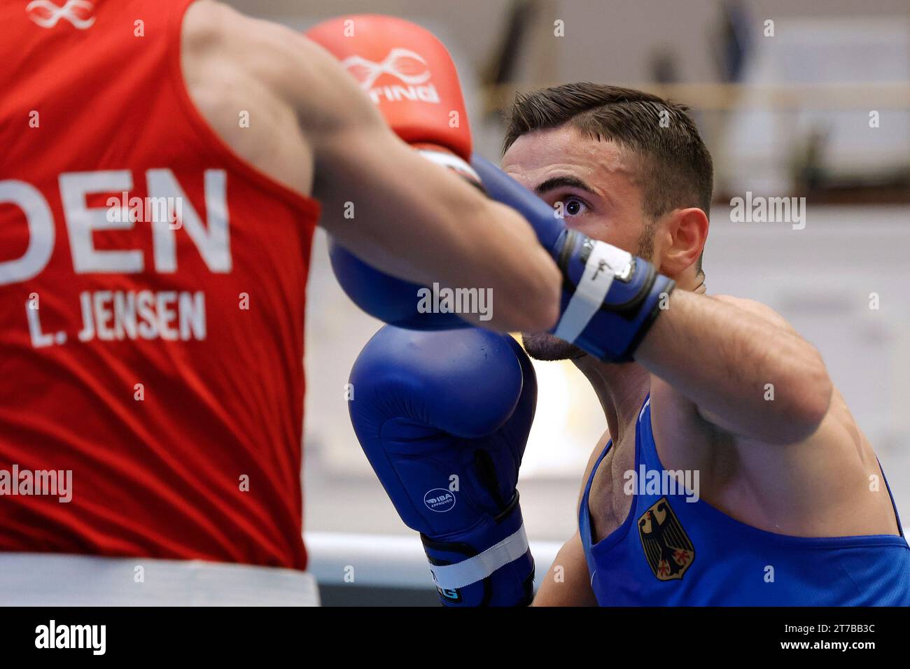 Köln 29.10.2023 Köln Boxing Cup 2023 Köln Boxing Cup 2023 im Maritim Hotel in Köln Federgewicht (M57kg) LUNDGAARD JENSEN Frederik DEN -Rot- YILDIRIM Murat GER -Blau- Foto: Norbert Schmidt, Düsseldorf Stockfoto