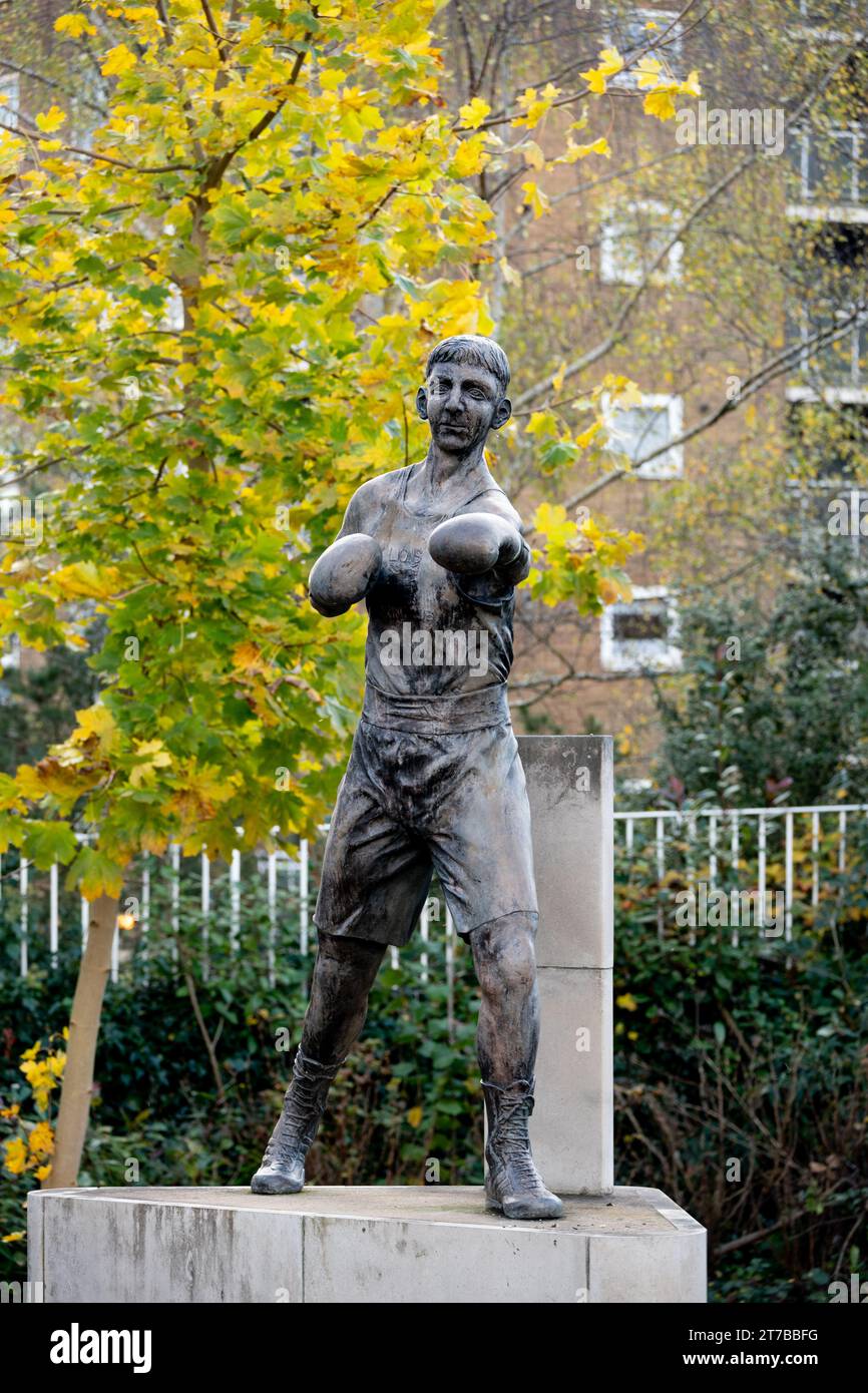 Die junge Endeavour-Statue von Neil Wood, Brierley Hill, West Midlands, England, Großbritannien Stockfoto