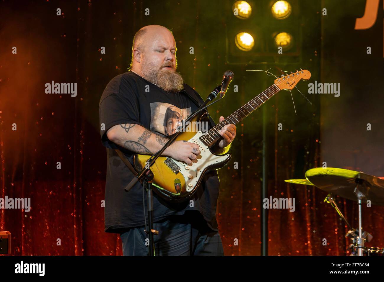 Auftritt von Andreas Kümmert Gitarre, Gesang mit dem Programm Working Class Hero in den Ostrastudios live im Rahmen der Jazztage Dresden. *** Auftritt von Andreas Kümmert Gitarre, Gesang mit dem Programm Working Class Hero in den Ostrastudios live im Rahmen der Jazztage Dresden Credit: Imago/Alamy Live News Stockfoto