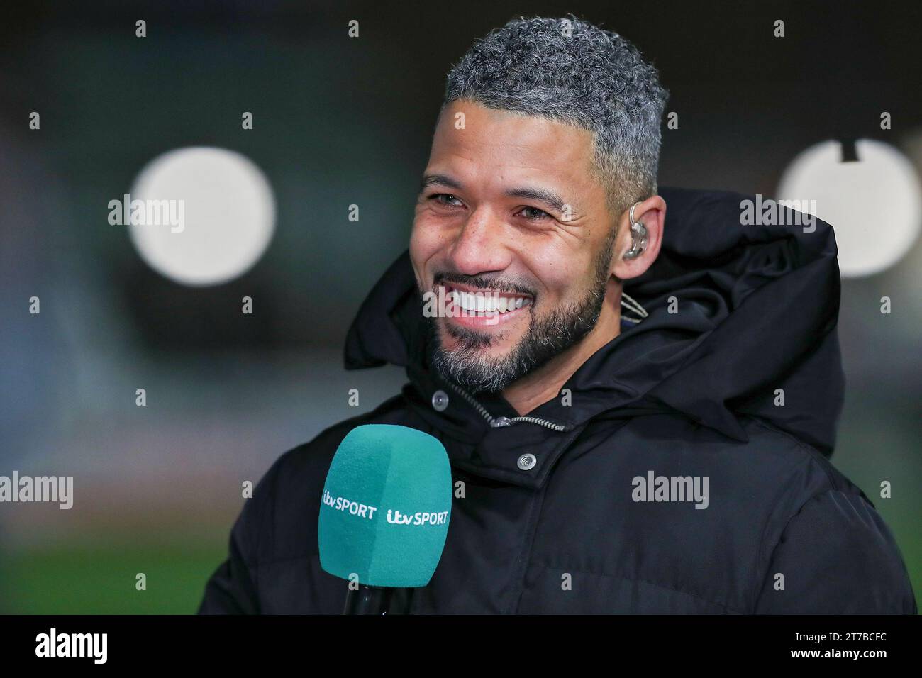 Horsham, Großbritannien. November 2023. Jobi McAnuff itv-Moderator während des 1. Runde-Wiederholungsspiels des Horsham FC gegen Barnsley FC Emirates FA Cup im Camping World Community Stadium, Horsham, England, Großbritannien am 14. November 2023 Credit: Every Second Media/Alamy Live News Stockfoto