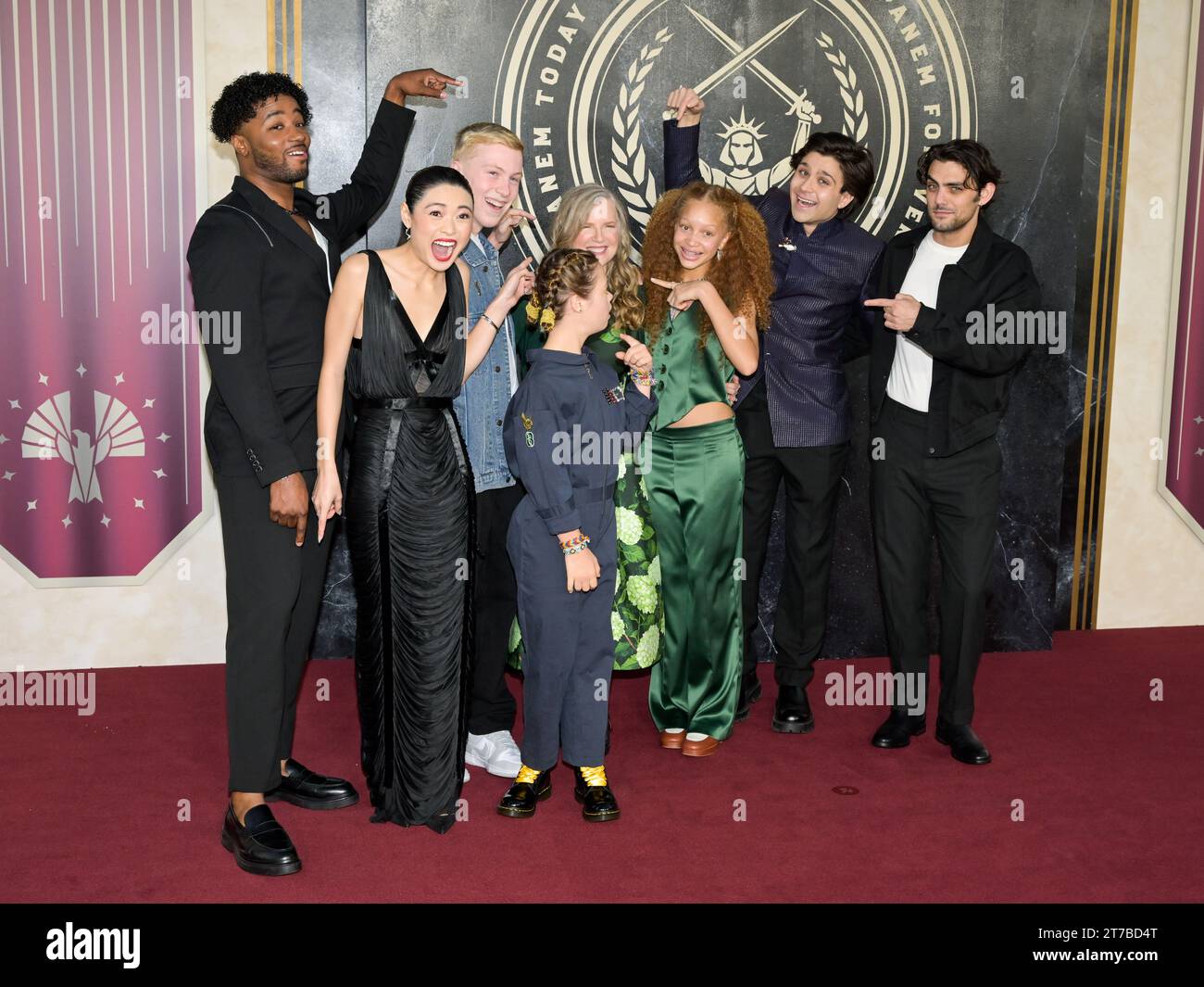 13. November 2023, Hollyowood, Kalifornien, Vereinigte Staaten: Nick Benson, Ashley Liao, Knox Gibson, Sofia Sanchez, Suzanne Collins, Luna Steeples, Aamer Husain und Dakota Shapiro nehmen an der Premiere von „The Hunger Games The Ballad of Songbirds & Snakes“ in Los Angeles Teil (Foto: © Billy Bennight/ZUMA Press Wire). Nicht für kommerzielle ZWECKE! Stockfoto