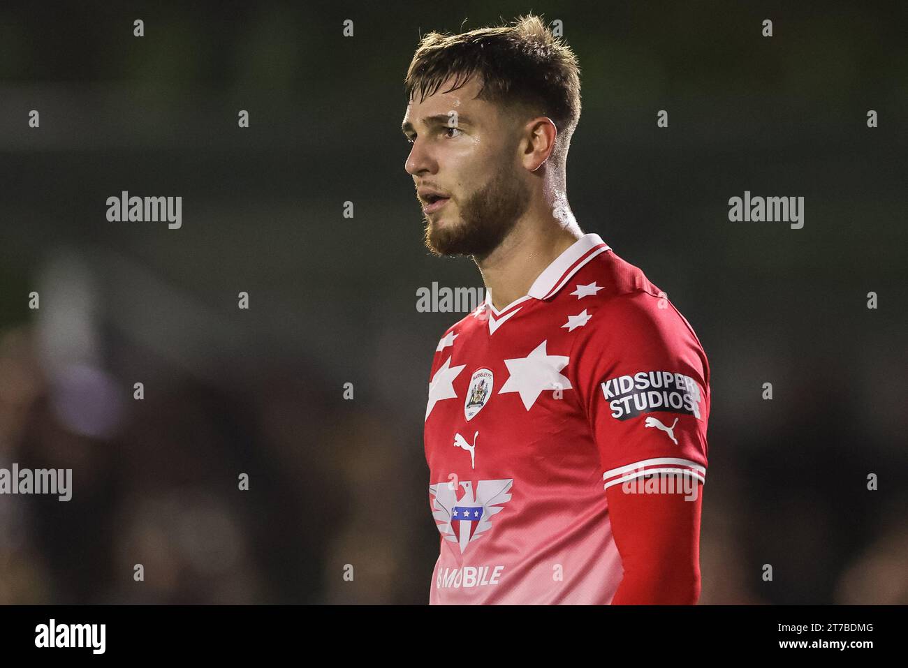 John Mcatee #45 von Barnsley während des Emirates FA Cup Matches Horsham FC gegen Barnsley im Camping World Community Stadium, Horsham, Großbritannien, 14. November 2023 (Foto: Mark Cosgrove/News Images) Stockfoto