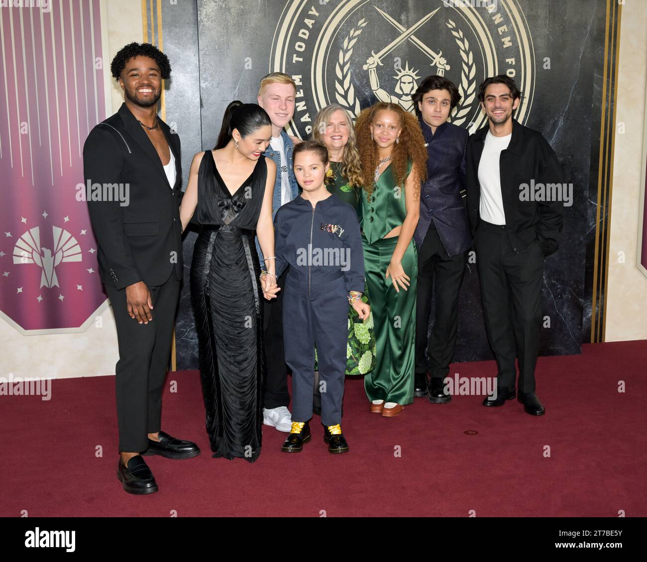 13. November 2023, Hollyowood, Kalifornien, Vereinigte Staaten: Nick Benson, Ashley Liao, Knox Gibson, Sofia Sanchez, Suzanne Collins, Luna Steeples, Aamer Husain und Dakota Shapiro nehmen an der Premiere von „The Hunger Games The Ballad of Songbirds & Snakes“ in Los Angeles Teil (Foto: © Billy Bennight/ZUMA Press Wire). Nicht für kommerzielle ZWECKE! Stockfoto