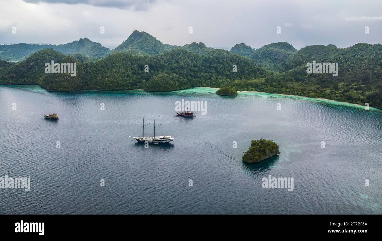 Luftaufnahme von Booten, die im Ozean segeln, Wayag Island, Raja Ampat, West Papua, Indonesien Stockfoto