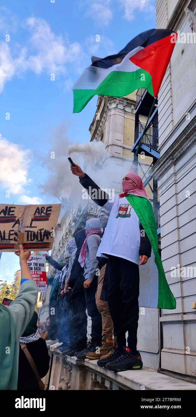 Am Nachmittag des 11. November 2023 marschierten mehr als 300.000 pro-Palästinenser vom Hyde Park zur US-Botschaft in London, um gegen den Krieg zu protestieren und auf einen sofortigen Waffenstillstand zu drängen. Vereinigtes Königreich. Stockfoto