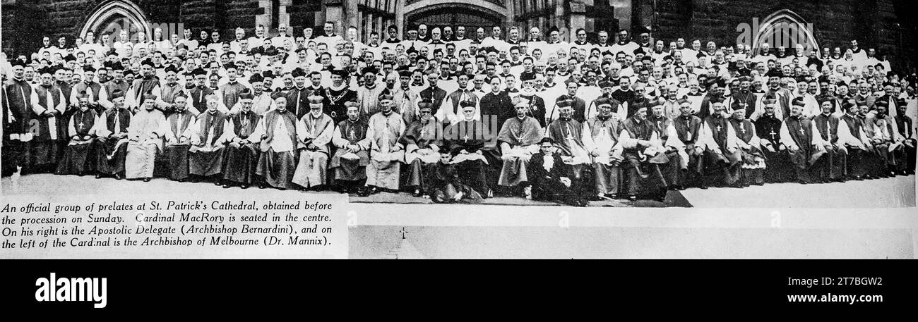 Ein Bild vom eucharistischen Kongress 1934 in Melbourne, Australien. Das Bild zeigt eine Gruppe von Prälaten in der St Patricks Cathedral in Melbourne, darunter Kardinal MacRory und Erzbischof Mannix. Stockfoto