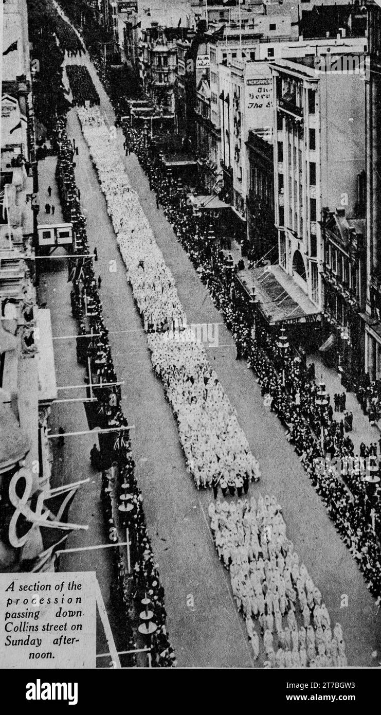 Ein Bild vom Eucharistischen Kongress 1934 in Melbourne, Australien. Das Bild zeigt eine große Prozession entlang der Collins Street, Melbourne, die von einer großen Gruppe von Zuschauern beobachtet wird. Stockfoto