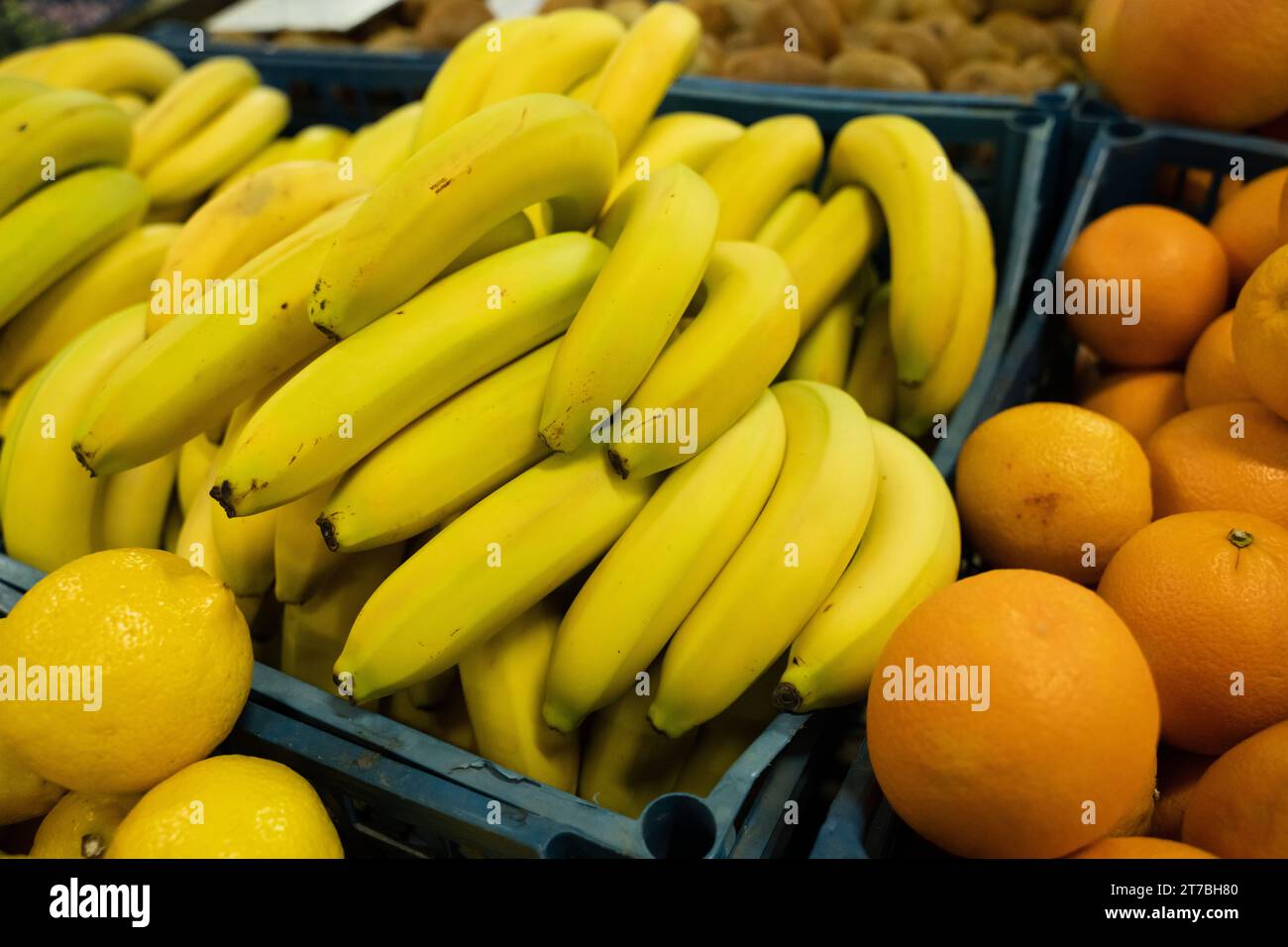 Frische Bananen in Plastikkisten auf dem großen Markt Stockfoto