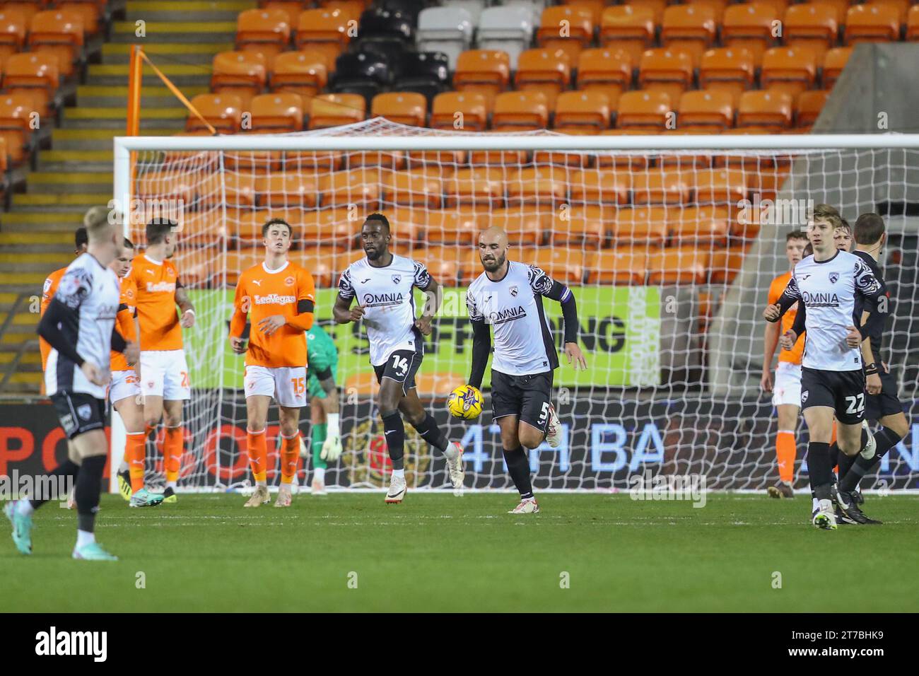 Blackpool, Großbritannien. November 2023. Farrend Rawson #5 von Morecambe schnappt sich den Ball aus dem Netz, nachdem er beim Bristol Street Motors Trophy Match Blackpool gegen Morecambe in der Bloomfield Road, Blackpool, Vereinigtes Königreich, 14. November 2023 (Foto: Gareth Evans/News Images) in Blackpool, Vereinigtes Königreich, 14. November 2023, den Ball mit 2-1 Punkten konnte. (Foto: Gareth Evans/News Images/SIPA USA) Credit: SIPA USA/Alamy Live News Stockfoto