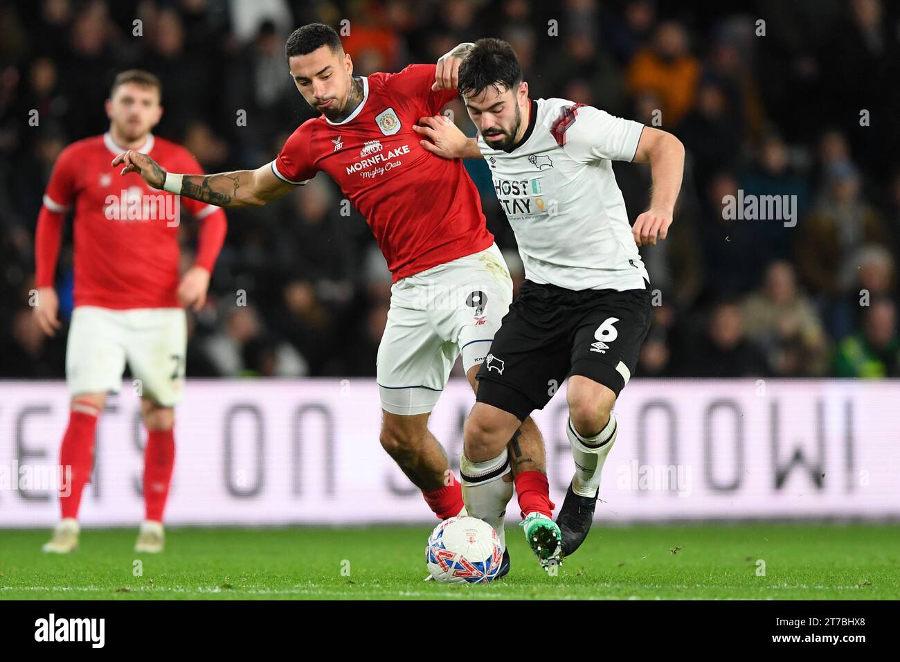 Courtney Baker-Richardson aus Crewe Alexandra kämpft mit Eiran Cashin aus Derby County während des FA Cup First Round Replay zwischen Derby County und Crewe Alexandra im Pride Park, Derby am Dienstag, den 14. November 2023. (Foto: Jon Hobley | MI News) Credit: MI News & Sport /Alamy Live News Stockfoto