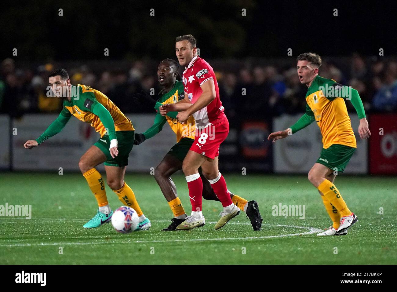 Barnsley's Herbie Kane (Mitte) in der ersten Runde des Emirates FA Cup im Camping World Community Stadium Horsham. Bilddatum: Dienstag, 14. November 2023. Stockfoto