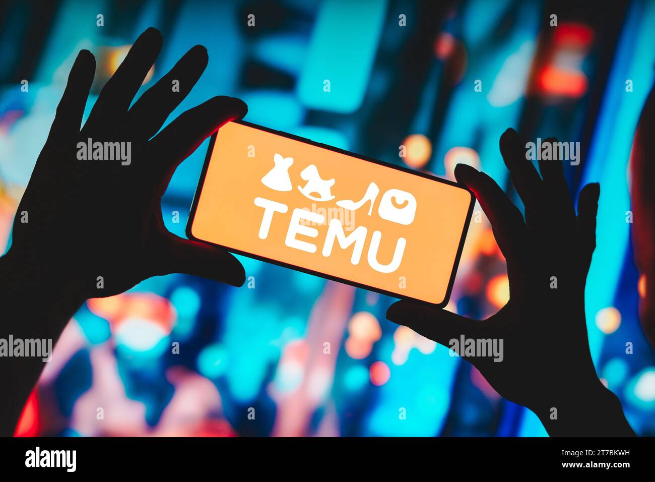 In dieser Abbildung wird das Temu-Logo auf einem Smartphone-Bildschirm angezeigt. Stockfoto