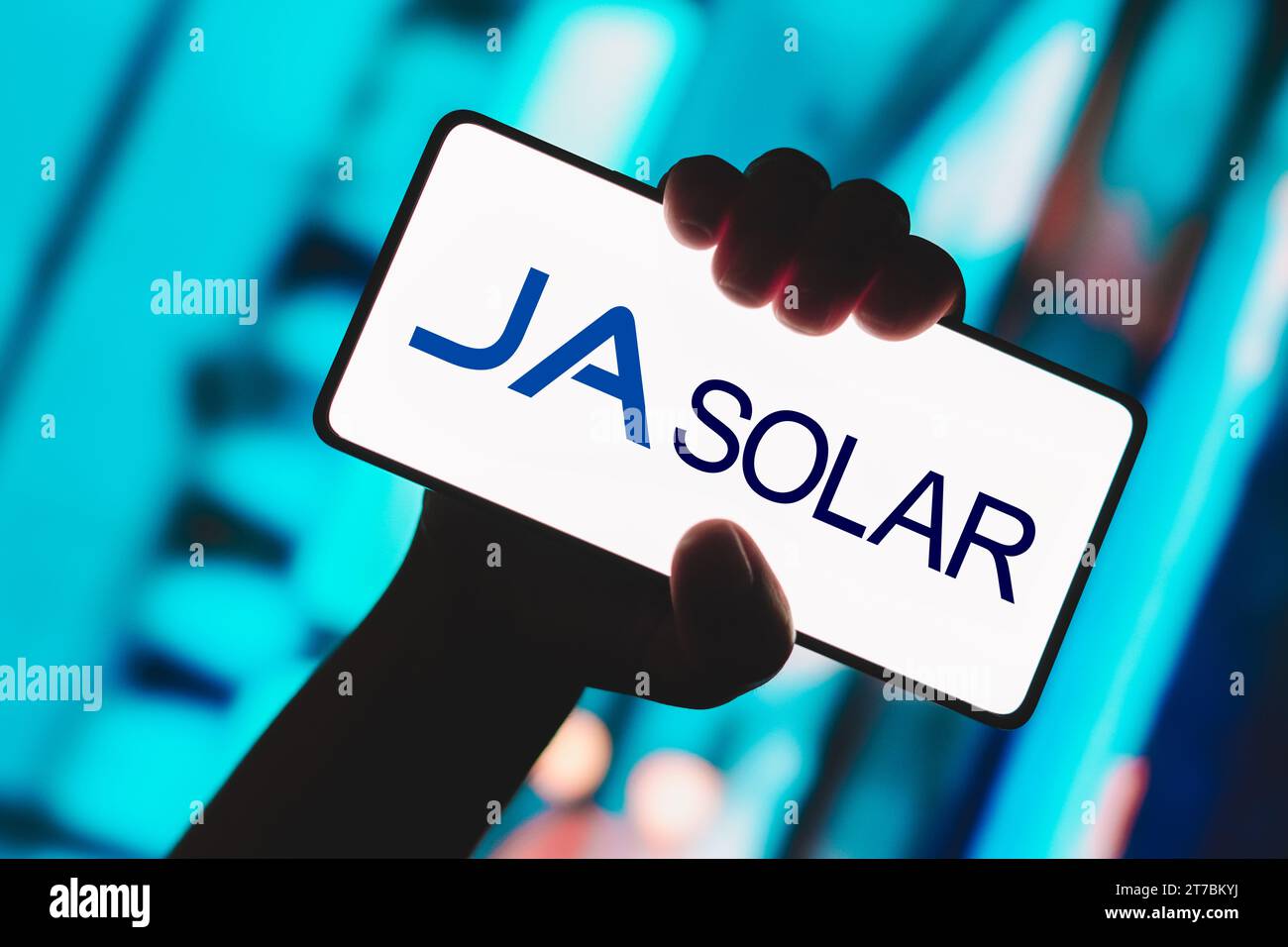 In dieser Fotoabbildung wird das ja Solar Holdings Logo auf einem Smartphone-Bildschirm angezeigt. Stockfoto