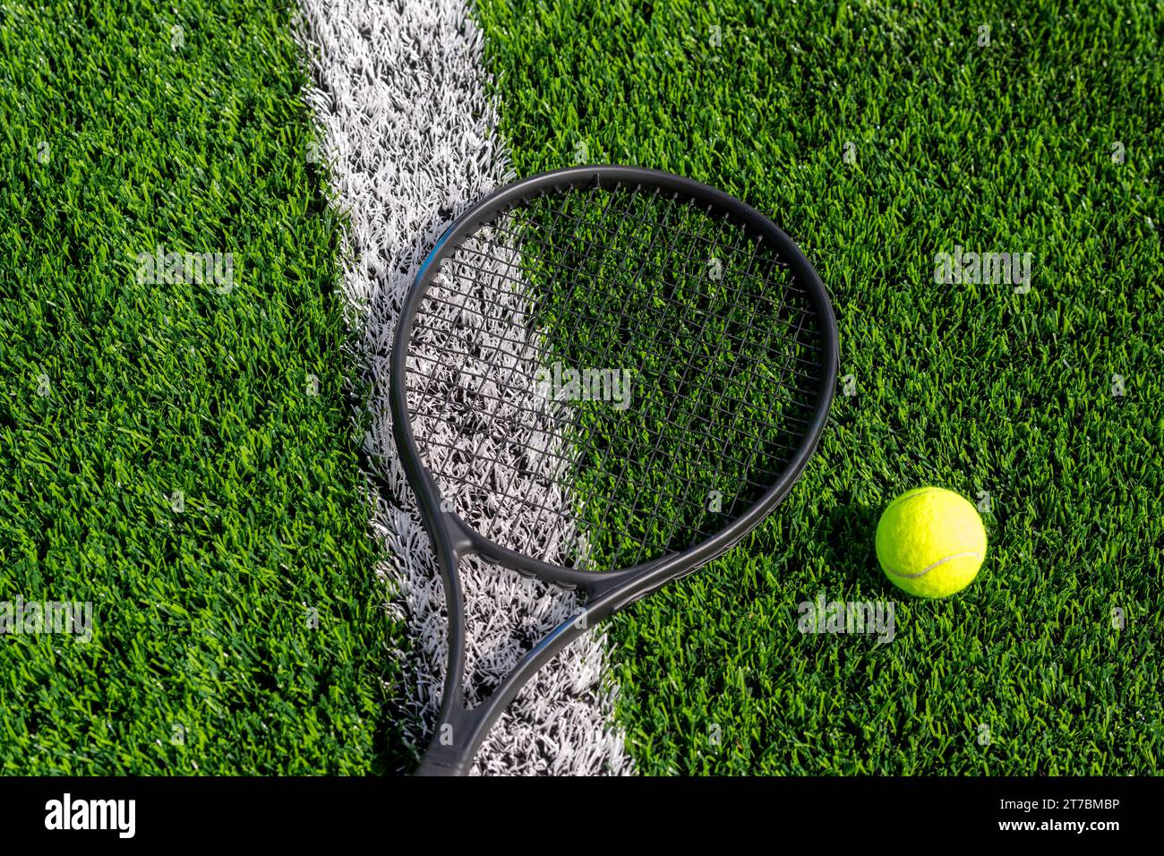Draufsicht auf Tennisschläger und Ball aus grünem Gras. Horizontales Sport-Poster, Grußkarten, Kopfzeilen, Website Stockfoto
