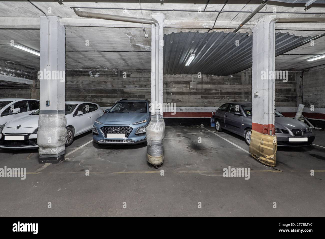 Garage im Erdgeschoss eines Wohngebäudes Stockfoto