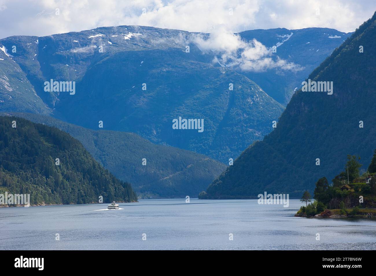 Steile Berge umrahmen den Hardangerfjord bei Ulvik in Norwegen. Stockfoto