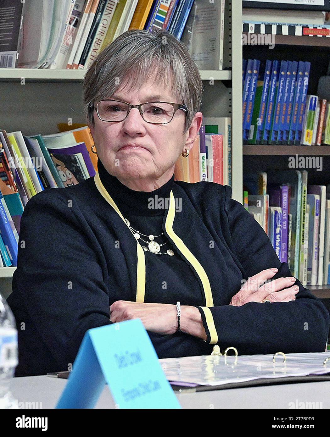 EMPORIA, KANSAS – 14. NOVEMBER 2023 Laura Kelly (D), Gouverneurin von Kansas, leitet eine Podiumsdiskussion über die dringende Notwendigkeit einer Expansion von Medicaid und die Herausforderungen für die Kinderbetreuung und die Belegschaft des Staates während eines Aufenthalts im Emporia Childcare Center Stockfoto