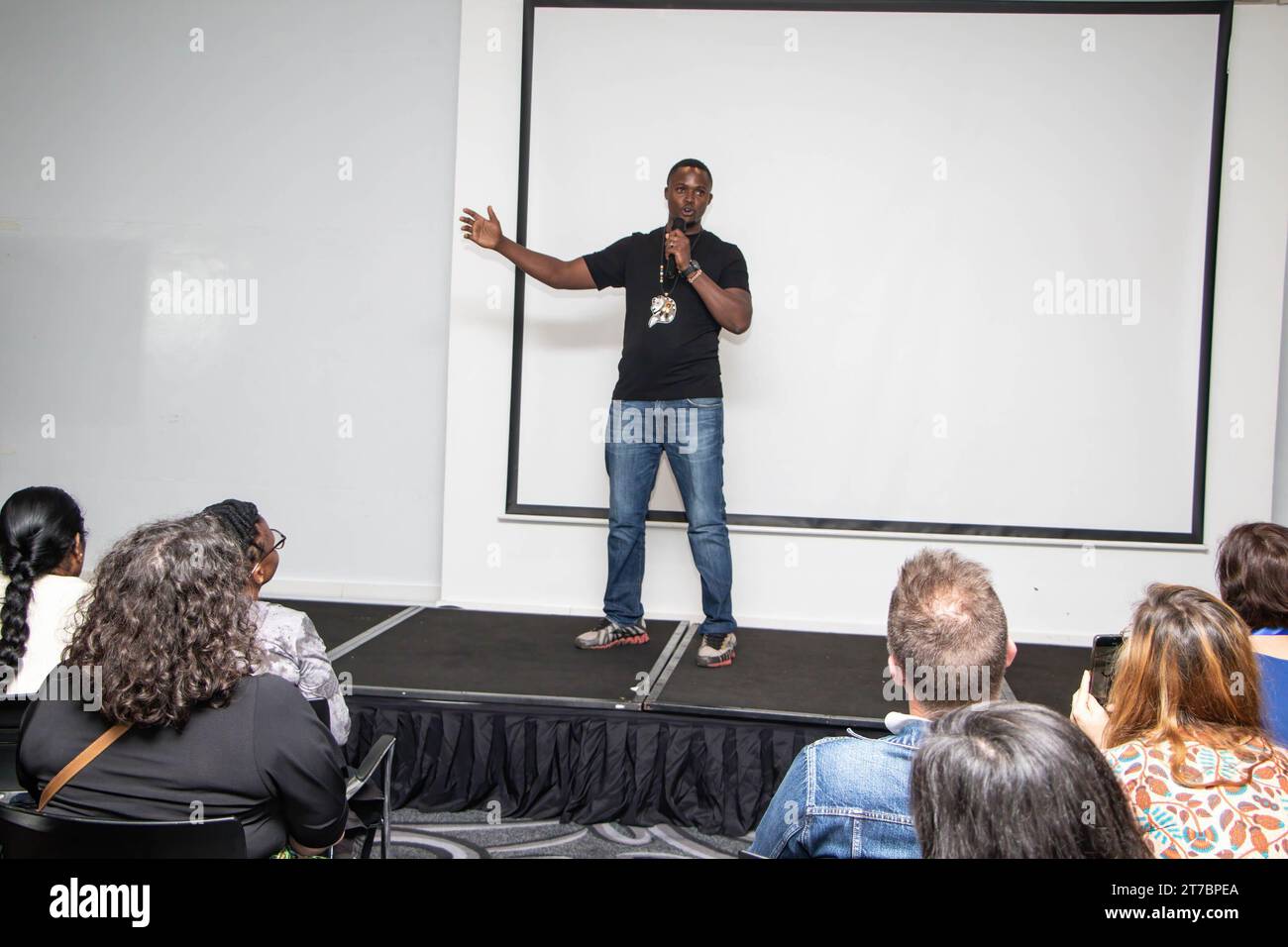 John Chweya, Präsident der Kenya National Waste Pickers Welfare Association (KNWPA), spricht während einer Theatervorstellung mit dem Titel „Who Know IT Feels IT“. A Waste Picker’s Perspective for a gerechten Transition“ vor Beginn der dritten Verhandlungsrunde des zwischenstaatlichen Verhandlungsausschusses der Vereinten Nationen zur Ausarbeitung eines rechtsverbindlichen Kunststoffvertrags ab Montag im Hauptquartier des Umweltprogramms der Vereinten Nationen. Die kenianischen Abfallsammler fordern einen vertrag, der ihre Notlage als wichtige Akteure in der Kunststoff-Wertschöpfungskette in Angriff nimmt. Stockfoto