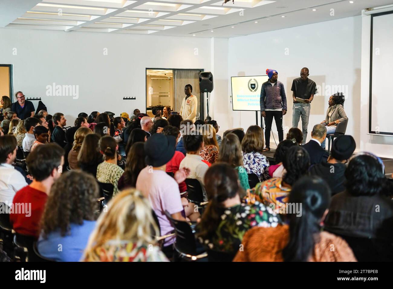 John Chweya, Präsident der Kenya National Waste Pickers Welfare Association (KNWPA) und Schauspieler, die während einer Theatervorstellung mit dem Titel „Who Knows IT Feels IT“ auf der Bühne zu sehen waren. A Waste Picker’s Perspective for a gerechten Transition“ vor Beginn der dritten Verhandlungsrunde des zwischenstaatlichen Verhandlungsausschusses der Vereinten Nationen zur Ausarbeitung eines rechtsverbindlichen Kunststoffvertrags ab Montag im Hauptquartier des Umweltprogramms der Vereinten Nationen. Die kenianischen Abfallsammler fordern einen vertrag, der ihre Notlage als wichtige Akteure in der Kunststoff-Wertschöpfungskette in Angriff nimmt. Stockfoto