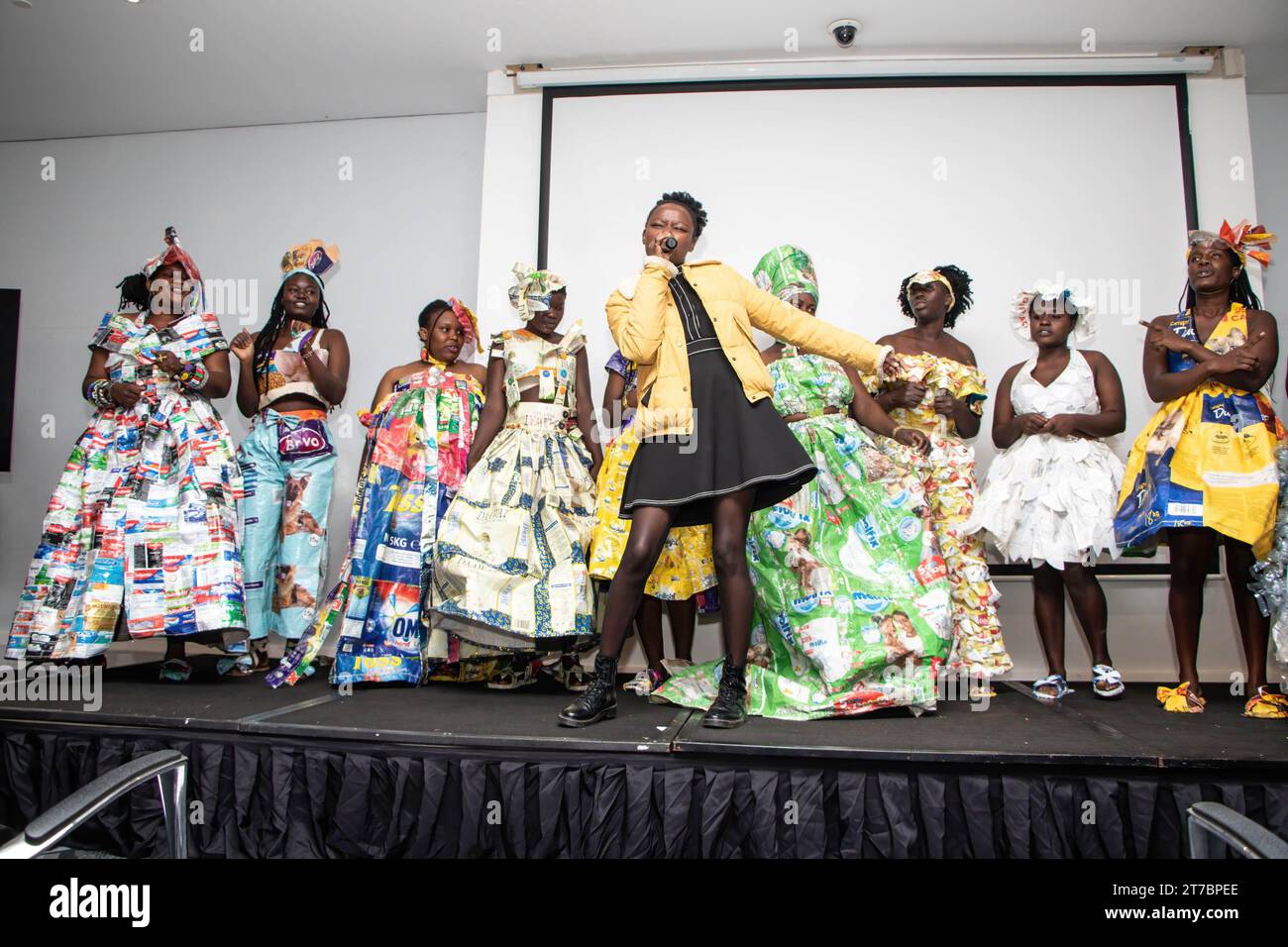 Ein Musiker tritt auf der Bühne vor Tänzern auf, die mit Kleidung aus Plastikmüll geschmückt sind, während einer Theatervorstellung mit dem Titel „Who Knows IT Feels IT“. A Waste Picker’s Perspective for a gerechten Transition“ vor Beginn der dritten Verhandlungsrunde des zwischenstaatlichen Verhandlungsausschusses der Vereinten Nationen zur Ausarbeitung eines rechtsverbindlichen Kunststoffvertrags ab Montag im Hauptquartier des Umweltprogramms der Vereinten Nationen. Die kenianischen Abfallsammler fordern einen vertrag, der ihre Notlage als wichtige Akteure in der Kunststoff-Wertschöpfungskette in Angriff nimmt. Stockfoto