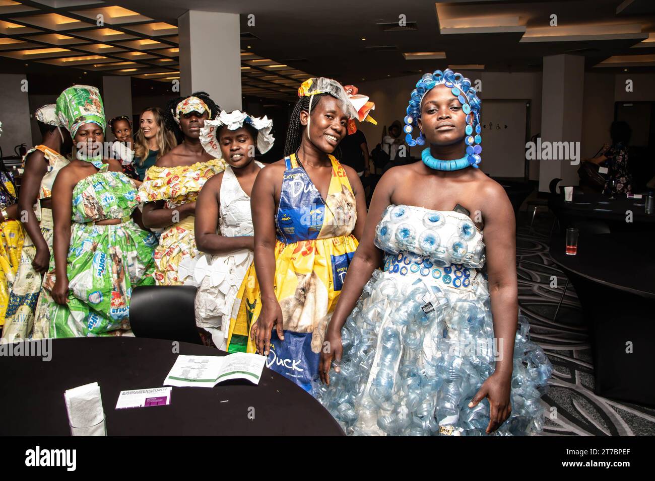 Models, die Kleidung aus Plastikmüll tragen, erwarten ihren Eingang auf der Bühne während einer Theatervorstellung mit dem Titel „Who Know IT Feels IT“. A Waste Picker’s Perspective for a gerechten Transition“ vor Beginn der dritten Verhandlungsrunde des zwischenstaatlichen Verhandlungsausschusses der Vereinten Nationen zur Ausarbeitung eines rechtsverbindlichen Kunststoffvertrags ab Montag im Hauptquartier des Umweltprogramms der Vereinten Nationen. Die kenianischen Abfallsammler fordern einen vertrag, der ihre Notlage als wichtige Akteure in der Kunststoff-Wertschöpfungskette in Angriff nimmt. Stockfoto