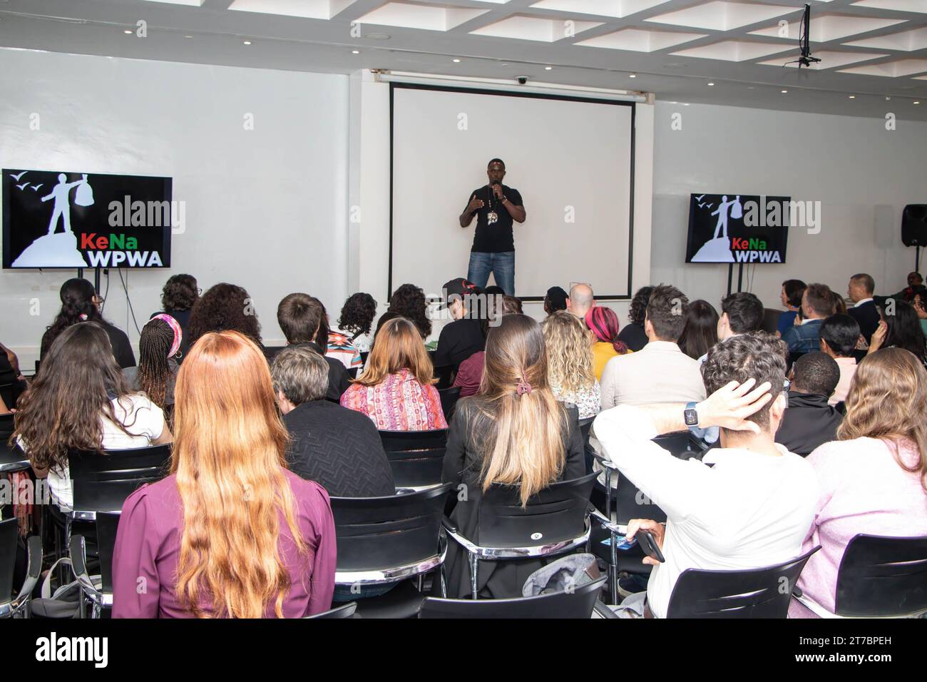 John Chweya, Präsident der Kenya National Waste Pickers Welfare Association (KNWPA), spricht während einer Theatervorstellung mit dem Titel „Who Know IT Feels IT“. A Waste Picker’s Perspective for a gerechten Transition“ vor Beginn der dritten Verhandlungsrunde des zwischenstaatlichen Verhandlungsausschusses der Vereinten Nationen zur Ausarbeitung eines rechtsverbindlichen Kunststoffvertrags ab Montag im Hauptquartier des Umweltprogramms der Vereinten Nationen. Die kenianischen Abfallsammler fordern einen vertrag, der ihre Notlage als wichtige Akteure in der Kunststoff-Wertschöpfungskette in Angriff nimmt. Stockfoto