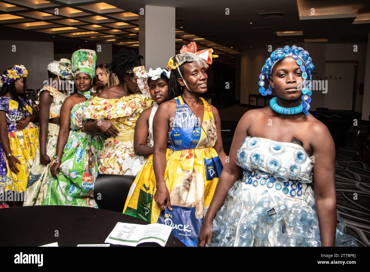 Models, die Kleidung aus Plastikmüll tragen, erwarten ihren Eingang auf der Bühne während einer Theatervorstellung mit dem Titel „Who Knows IT Feels IT“. A Waste Picker’s Perspective for a gerechten Transition“ vor Beginn der dritten Verhandlungsrunde des zwischenstaatlichen Verhandlungsausschusses der Vereinten Nationen zur Ausarbeitung eines rechtsverbindlichen Kunststoffvertrags ab Montag im Hauptquartier des Umweltprogramms der Vereinten Nationen. Die kenianischen Abfallsammler fordern einen vertrag, der ihre Notlage als wichtige Akteure in der Kunststoff-Wertschöpfungskette in Angriff nimmt. Stockfoto