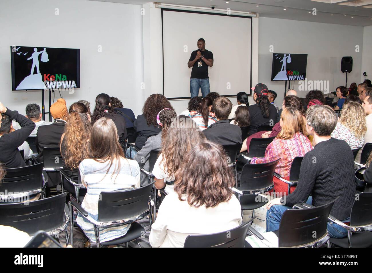 John Chweya, Präsident der Kenya National Waste Pickers Welfare Association (KNWPA), spricht während einer Theatervorstellung mit dem Titel „Who Know IT Feels IT“. A Waste Picker’s Perspective for a gerechten Transition“ vor Beginn der dritten Verhandlungsrunde des zwischenstaatlichen Verhandlungsausschusses der Vereinten Nationen zur Ausarbeitung eines rechtsverbindlichen Kunststoffvertrags ab Montag im Hauptquartier des Umweltprogramms der Vereinten Nationen. Die kenianischen Abfallsammler fordern einen vertrag, der ihre Notlage als wichtige Akteure in der Kunststoff-Wertschöpfungskette in Angriff nimmt. Stockfoto