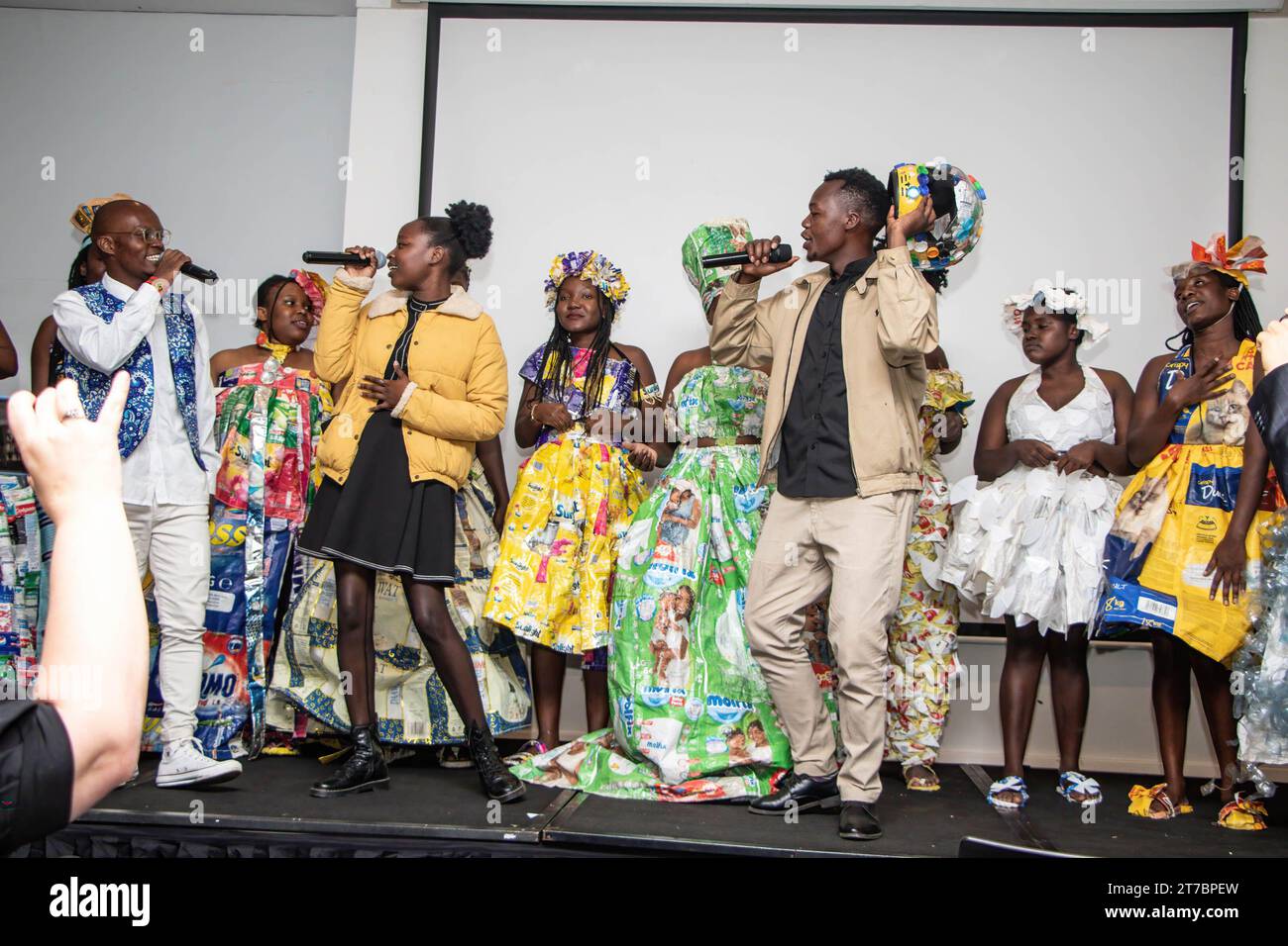 Musiker treten auf der Bühne vor Tänzern auf, die mit Kleidung aus Plastikmüll geschmückt sind, während einer Theatervorstellung mit dem Titel „Who Knows IT Feels IT“. A Waste Picker’s Perspective for a gerechten Transition“ vor Beginn der dritten Verhandlungsrunde des zwischenstaatlichen Verhandlungsausschusses der Vereinten Nationen zur Ausarbeitung eines rechtsverbindlichen Kunststoffvertrags ab Montag im Hauptquartier des Umweltprogramms der Vereinten Nationen. Die kenianischen Abfallsammler fordern einen vertrag, der ihre Notlage als wichtige Akteure in der Kunststoff-Wertschöpfungskette in Angriff nimmt. Stockfoto