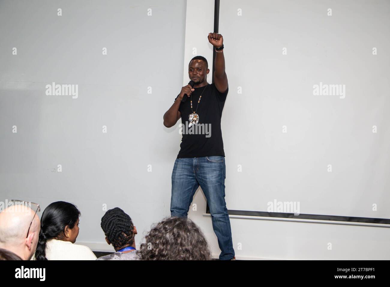 John Chweya, Präsident der Kenya National Waste Pickers Welfare Association (KNWPA), spricht während einer Theatervorstellung mit dem Titel „Who Know IT Feels IT“. A Waste Picker’s Perspective for a gerechten Transition“ vor Beginn der dritten Verhandlungsrunde des zwischenstaatlichen Verhandlungsausschusses der Vereinten Nationen zur Ausarbeitung eines rechtsverbindlichen Kunststoffvertrags ab Montag im Hauptquartier des Umweltprogramms der Vereinten Nationen. Die kenianischen Abfallsammler fordern einen vertrag, der ihre Notlage als wichtige Akteure in der Kunststoff-Wertschöpfungskette in Angriff nimmt. Stockfoto