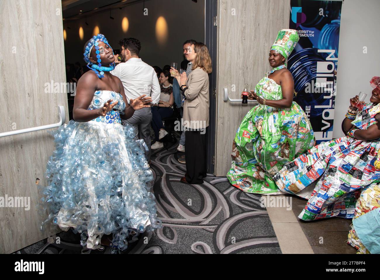 Models, die Kleidung aus Plastikmüll tragen, erwarten ihren Eingang auf der Bühne während einer Theatervorstellung mit dem Titel „Who Know IT Feels IT“. A Waste Picker’s Perspective for a gerechten Transition“ vor Beginn der dritten Verhandlungsrunde des zwischenstaatlichen Verhandlungsausschusses der Vereinten Nationen zur Ausarbeitung eines rechtsverbindlichen Kunststoffvertrags ab Montag im Hauptquartier des Umweltprogramms der Vereinten Nationen. Die kenianischen Abfallsammler fordern einen vertrag, der ihre Notlage als wichtige Akteure in der Kunststoff-Wertschöpfungskette in Angriff nimmt. Stockfoto
