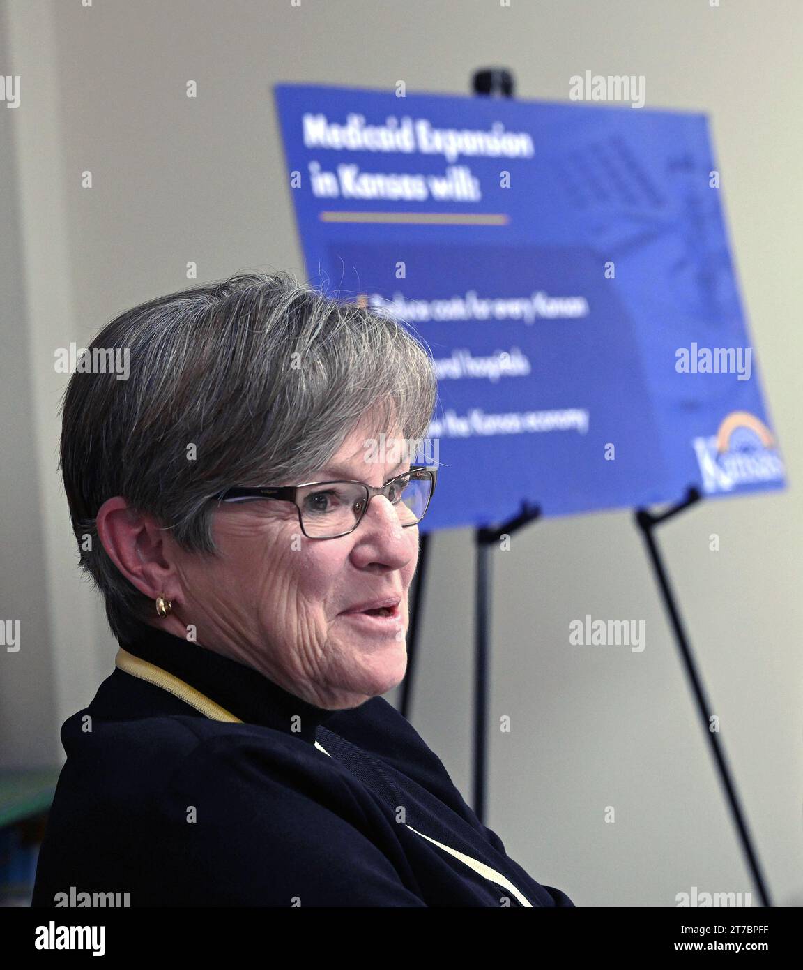 EMPORIA, KANSAS – 14. NOVEMBER 2023 Laura Kelly (D), Gouverneurin von Kansas, leitet eine Podiumsdiskussion über die dringende Notwendigkeit einer Expansion von Medicaid und die Herausforderungen für die Kinderbetreuung und die Belegschaft des Staates während eines Aufenthalts im Emporia Childcare Center Stockfoto